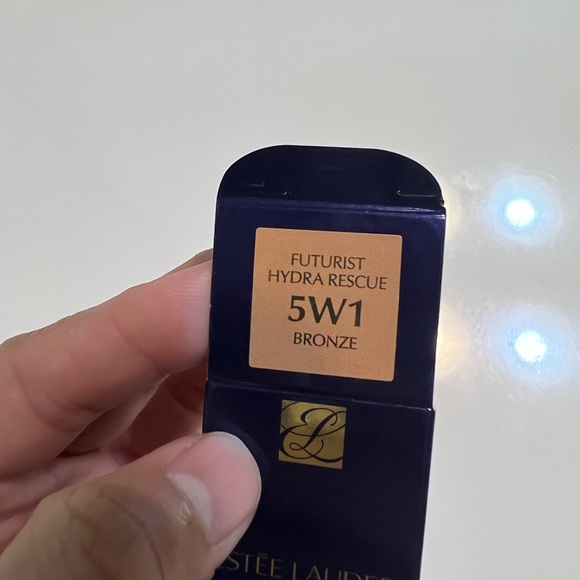Estée Lauder Futurist Hydra Rescue Moisturizing Foundation FW1 BRONZE NWB - Picture 4 of 5